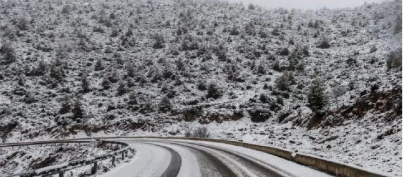 Διεκόπη η κυκλοφορία των οχημάτων λόγω χιονόπτωσης και στα δύο ρεύματα της λεωφ.Πάρνηθος